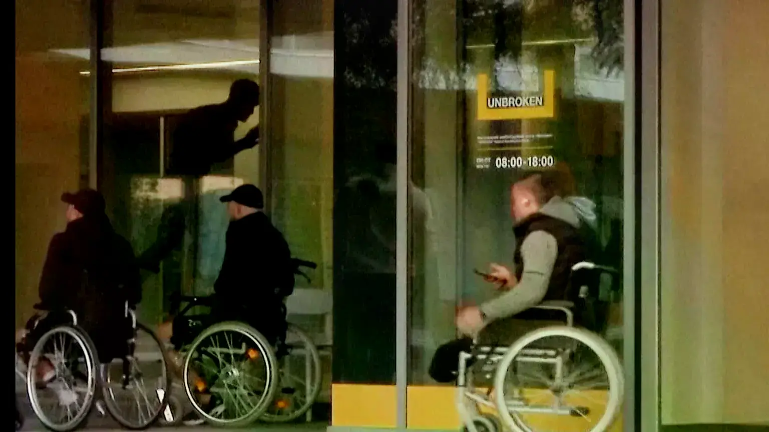 Unos soldados ucranianos asisten a un centro de rehabilitación