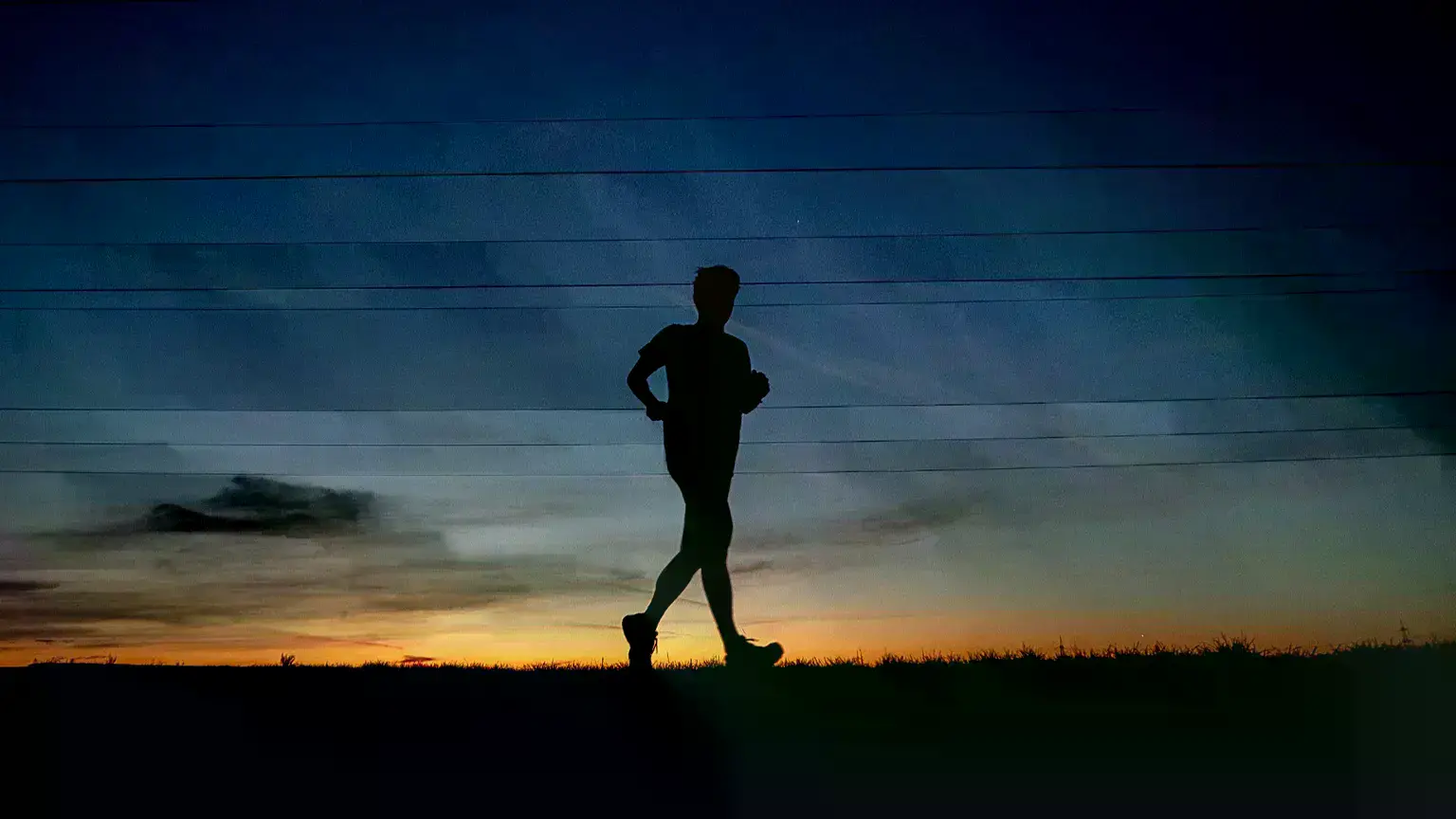 Un hombre corre por una pequeña carretera en las afueras de Fráncfort, Alemania, antes del amanecer del 8 de septiembre de 20