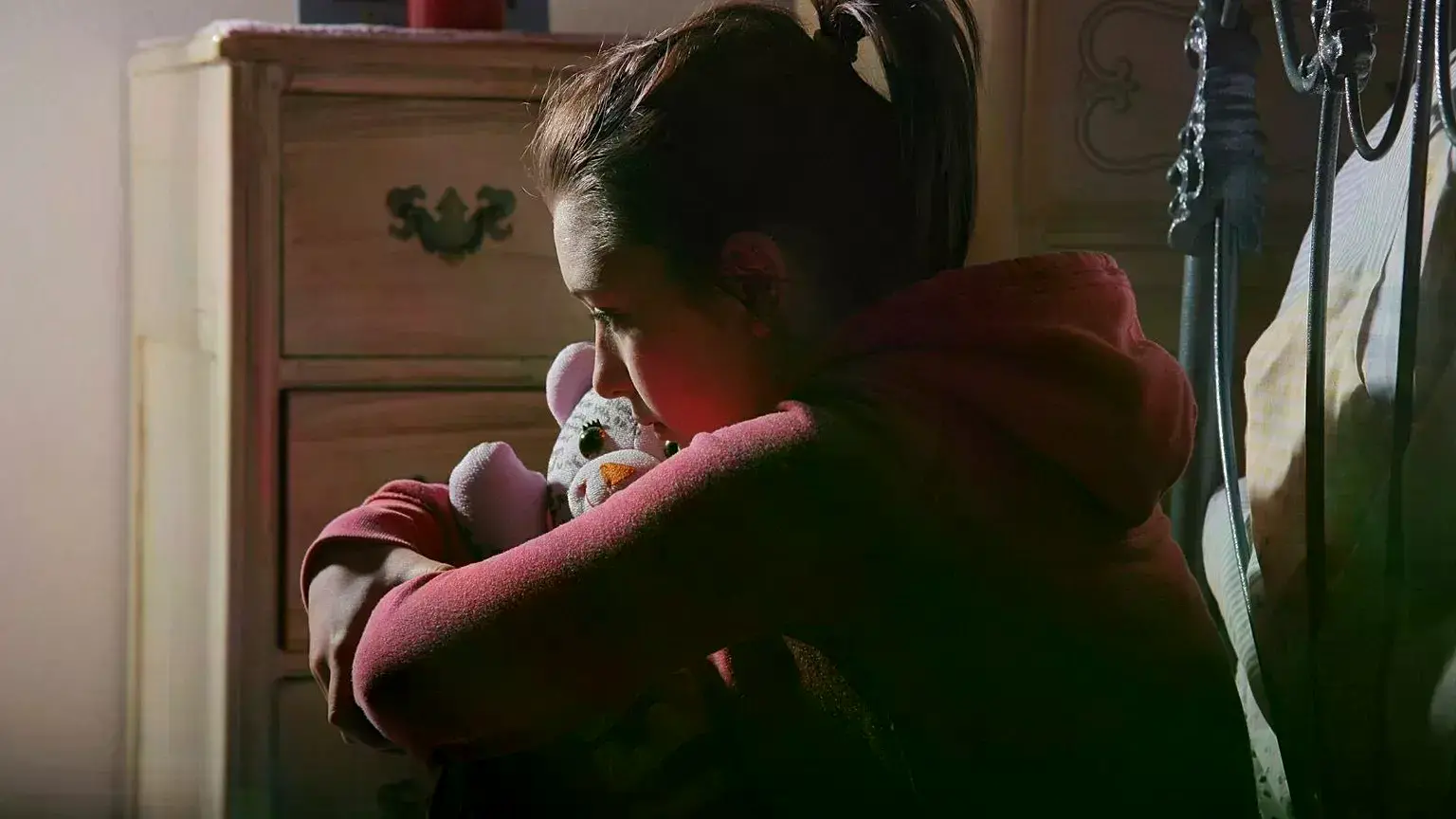 Una adolescente parece triste.