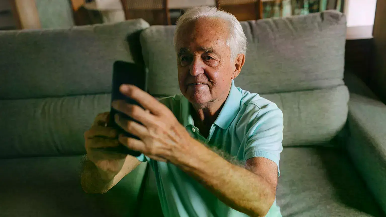 Un hombre mayor se toma un selfie.