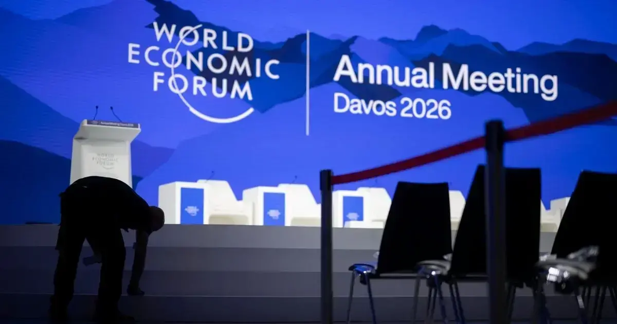 Un empleado recoge una de las salas donde se celebró el Foro Económico Mundial en Davos.