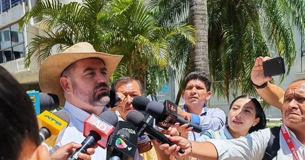 El presidente de la CAO ingresando a la reunión con el Gobierno.