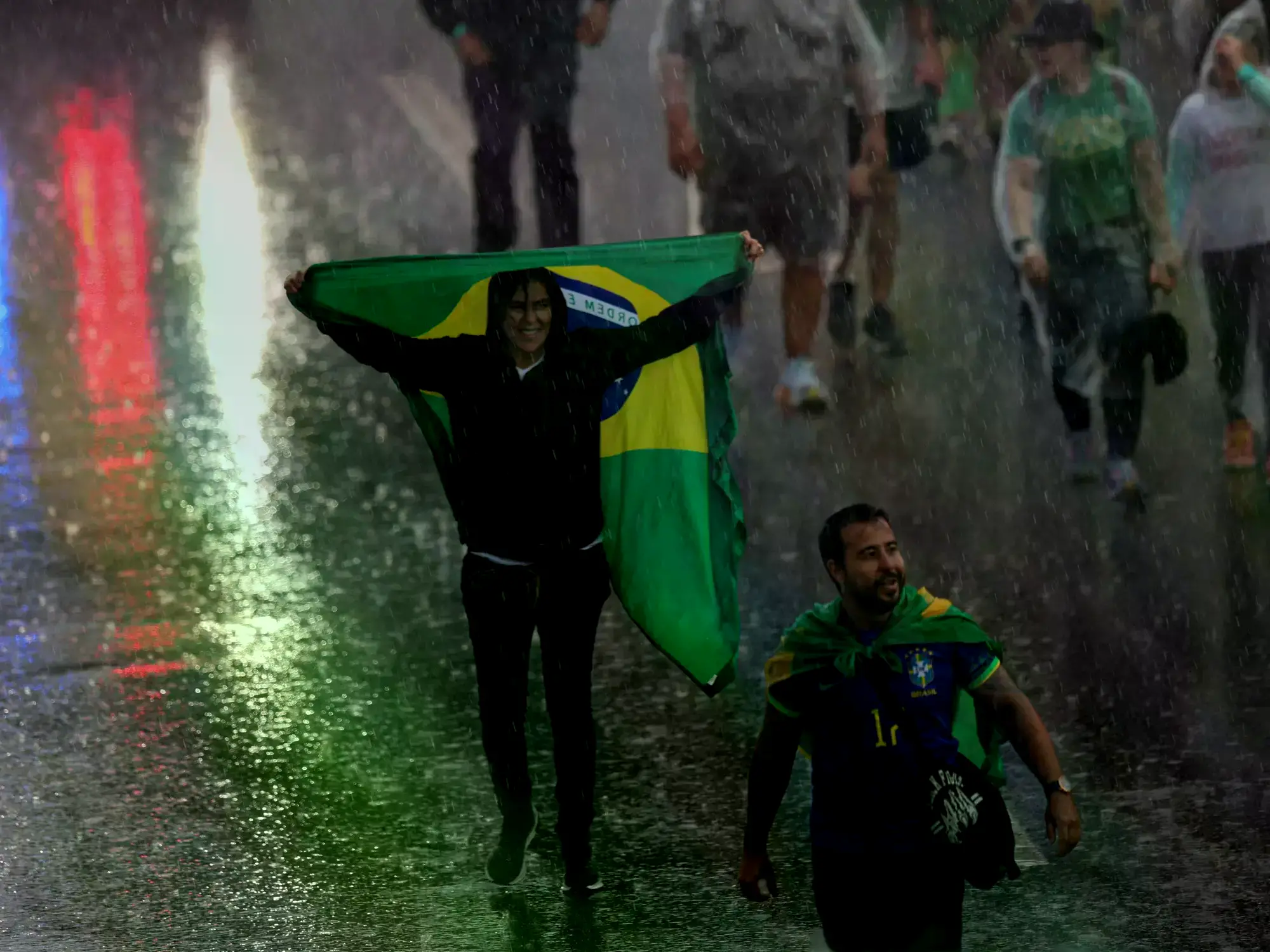 Manifestantes bajo la lluvia durante la caminata por la libertad de Bolsonaro en Brasilia.