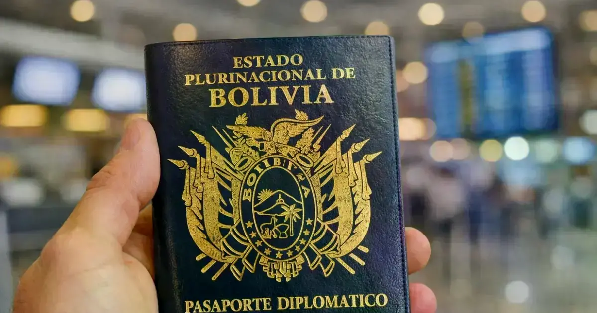 Imagen referencial generada con IA sobre un pasaporte diplomático.