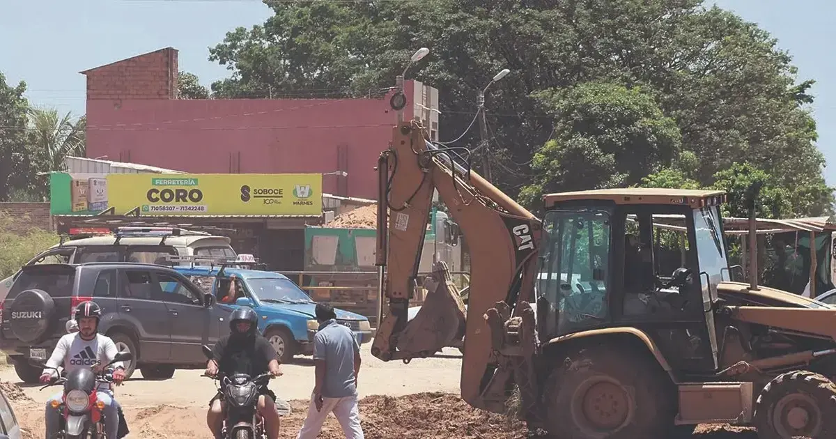 Una maquina remueve tierra para nivelar un sector de la avenida 30 de Octubre, que aun espera pavimento.