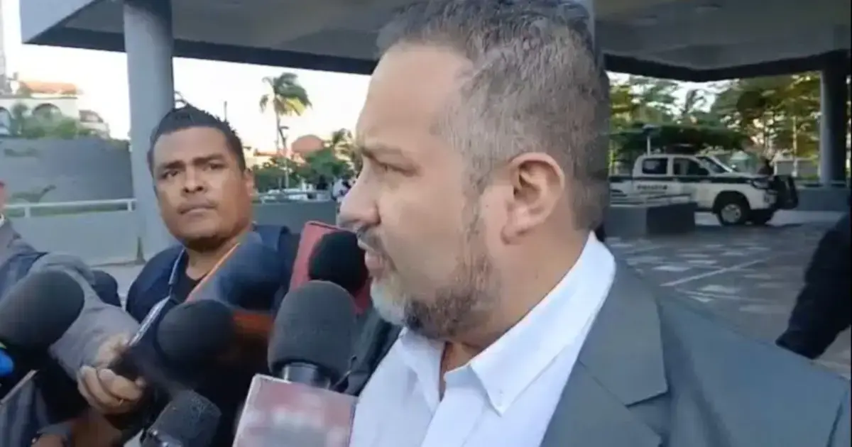 El abogado Diego Coimbra saliendo de la defensa del juez.
