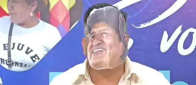El conductor del programa radial usando una máscara con el rostro de Evo Morales.