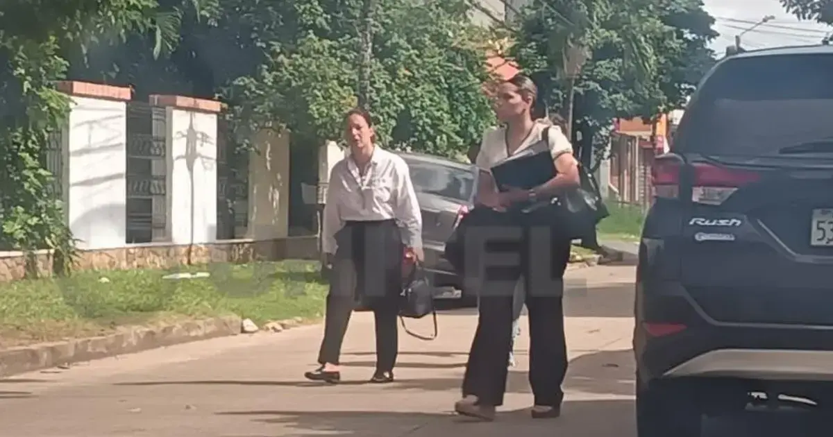 Laura Rojas saliendo de su domicilio para declarar en la Fiscalía.