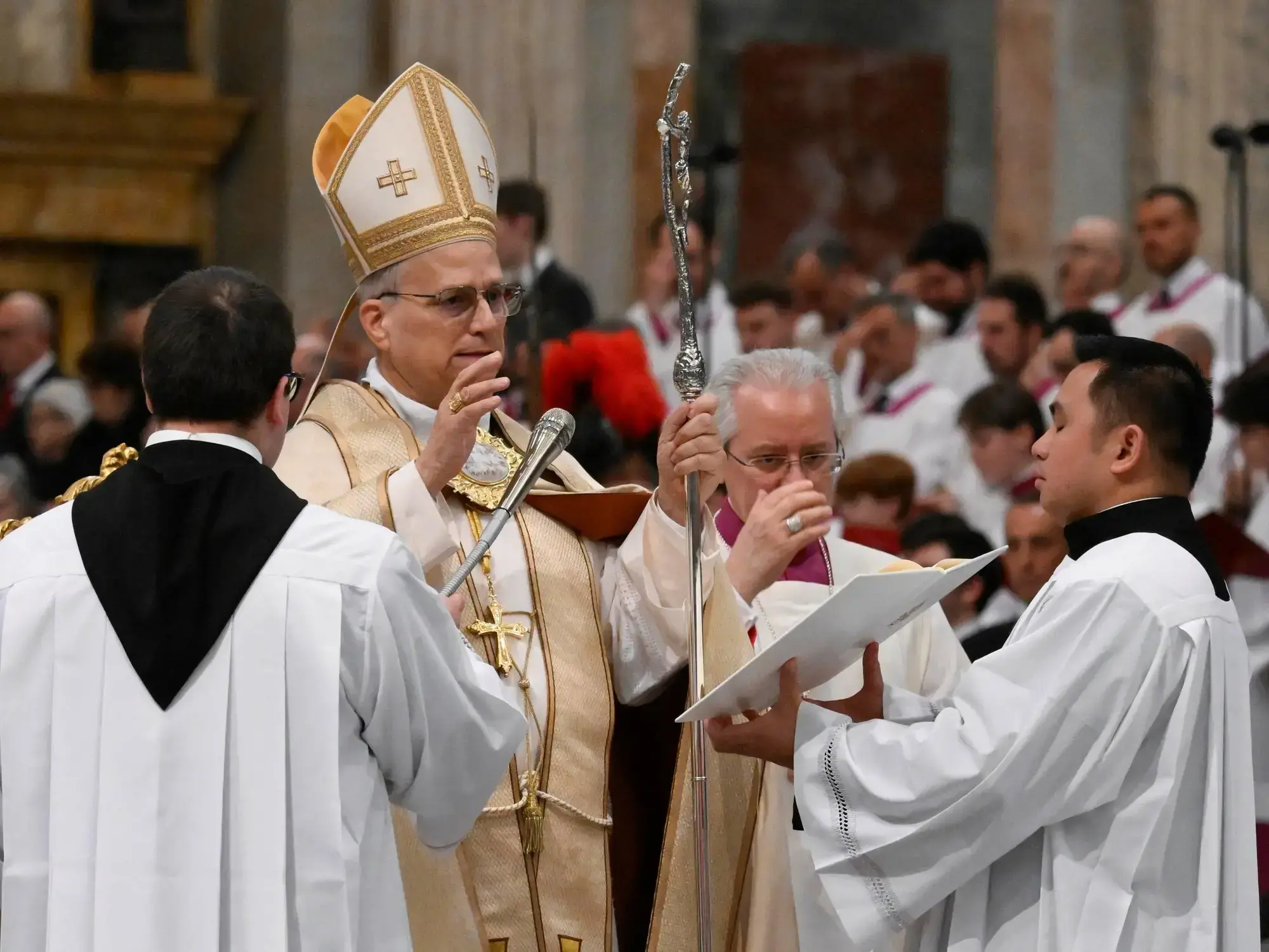 El Papa León XIV durante las Vísperas en la Basílica de San Pablo Extramuros en Roma.