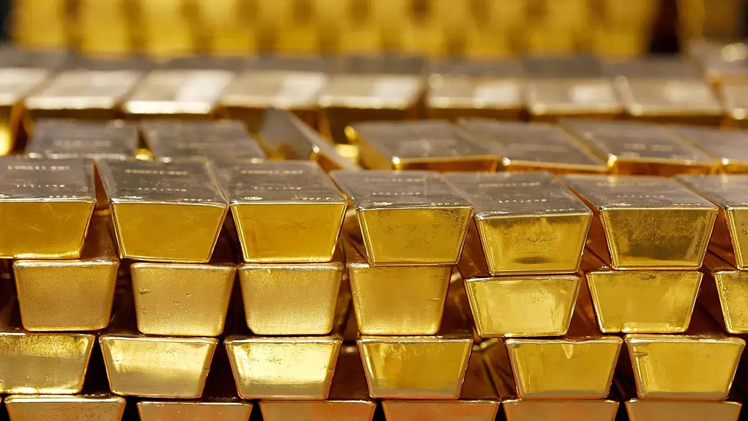Lingotes de oro apilados en una bóveda en la Casa de la Moneda de Estados Unidos, julio de 2014.