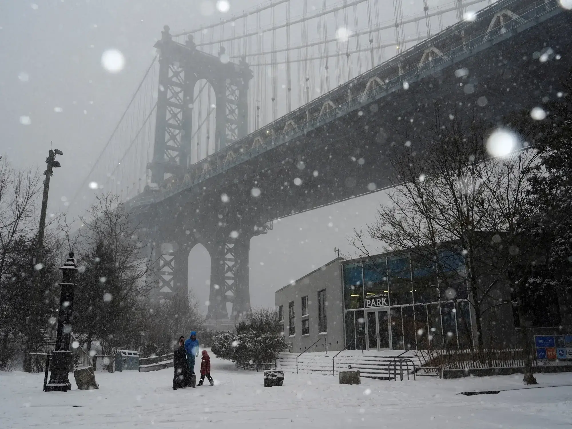 Una mujer enfrenta el frío en Brooklyn durante la tormenta.