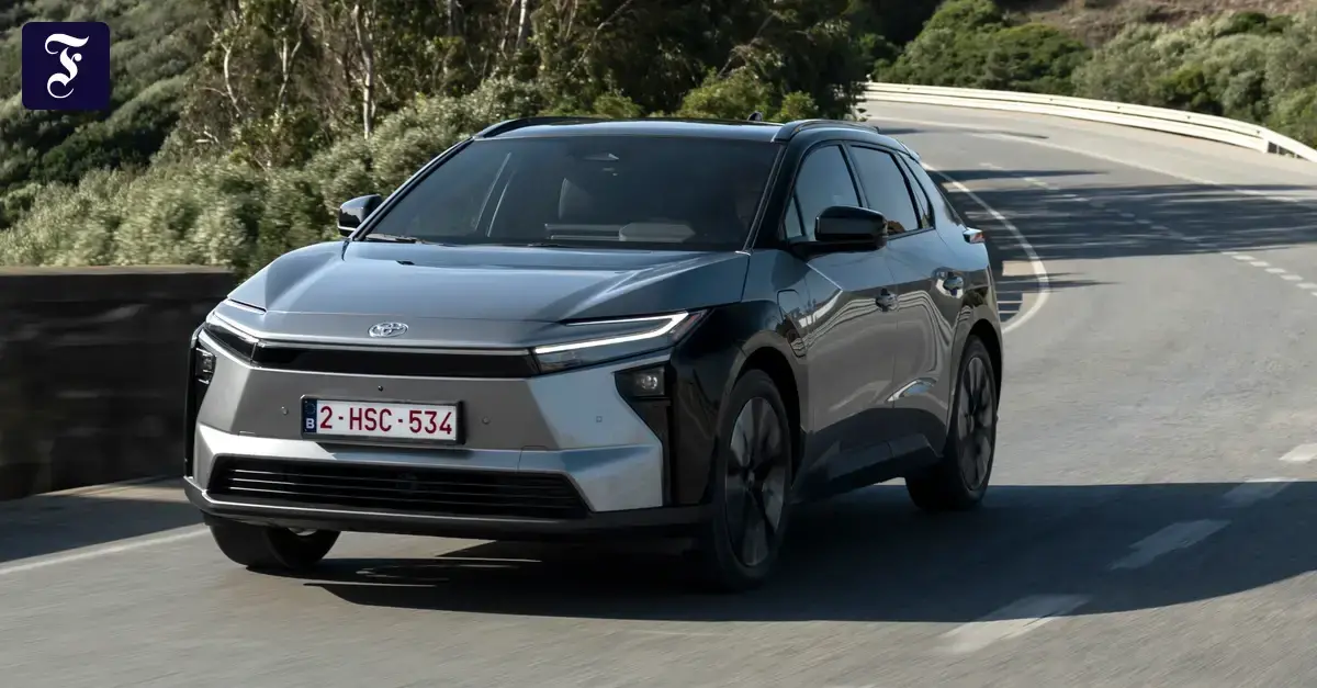 El Toyota bZ4X actualizado recibe, entre otras mejoras, nuevas baterías.