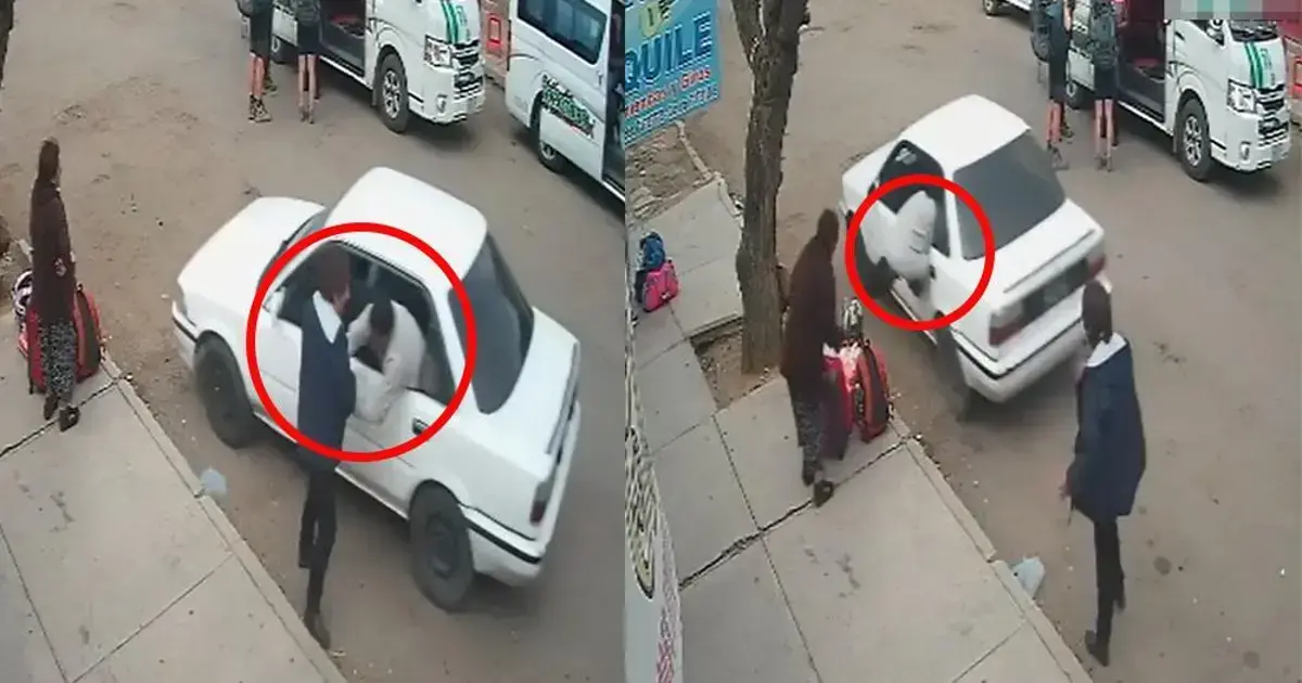 Momento en el que el ladrón roba las pertenencias a una mujer.