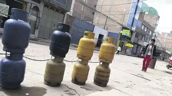 Las garrafas de Perú se venden junto a las bolivianas en el otro lado de la frontera.