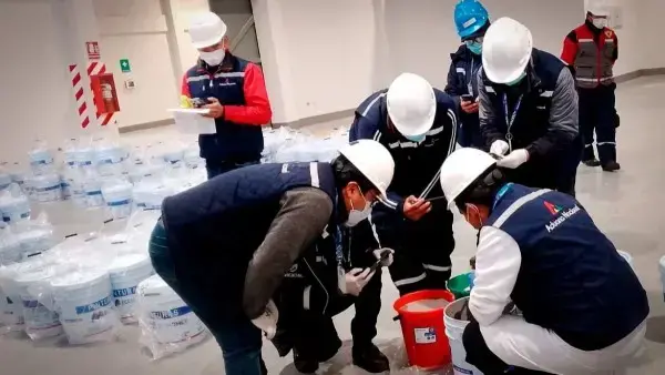 Baldes de pintura incautados que contenían mercurio no declarado.