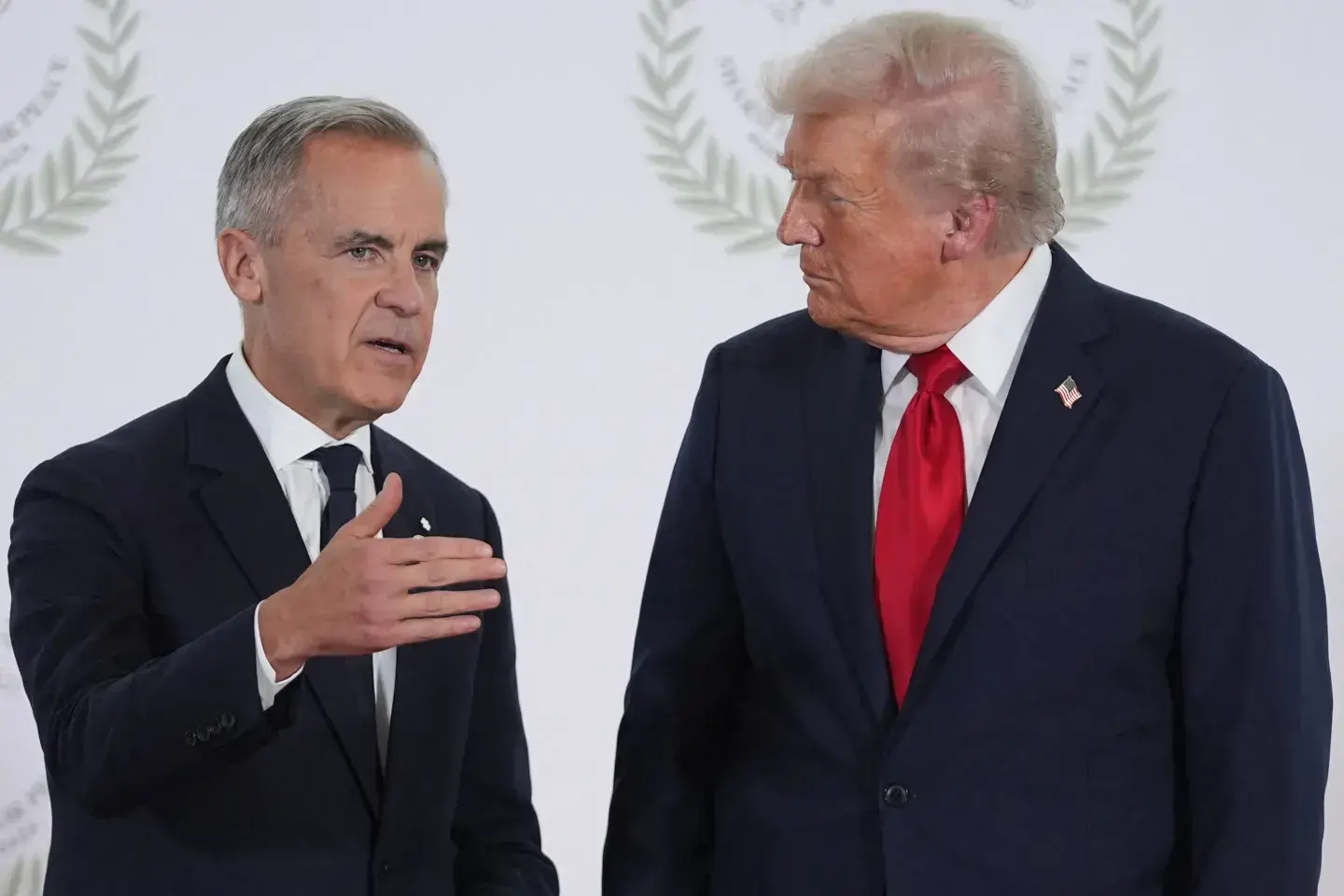 Trump amenaza con aranceles del 100% a Canadá.