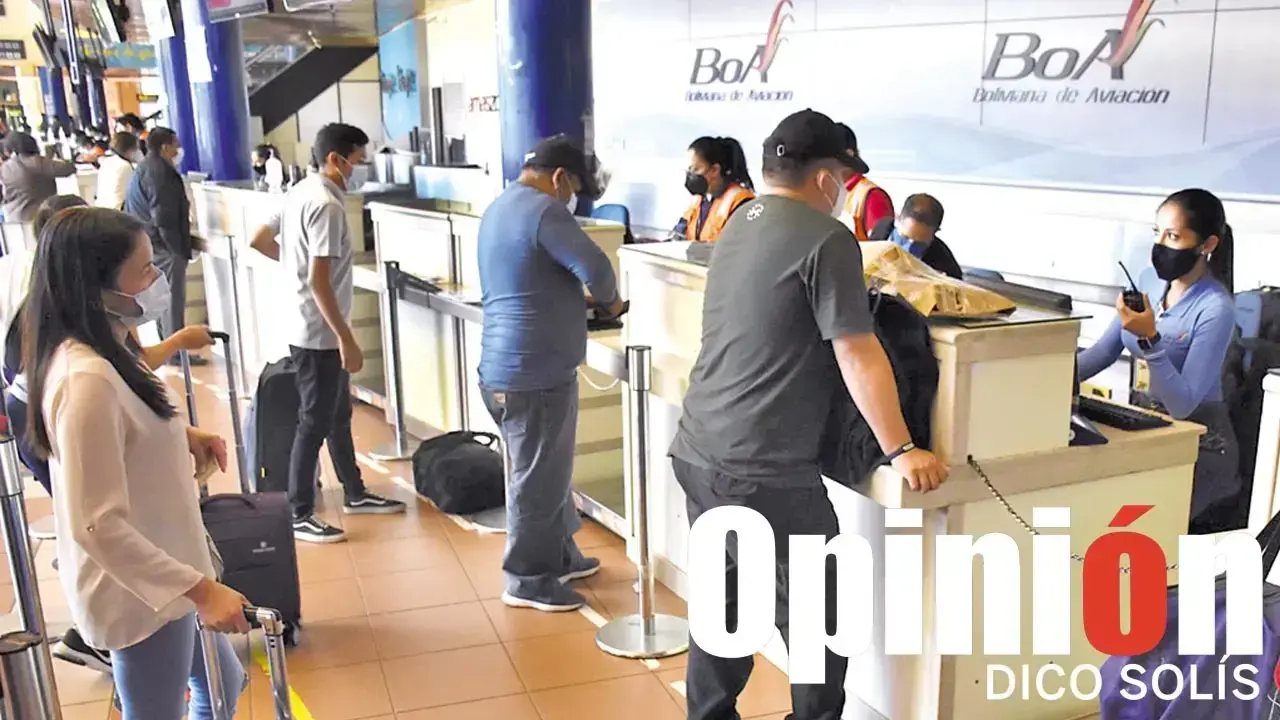 Pasajeros en la terminal aérea de Cochabamba.