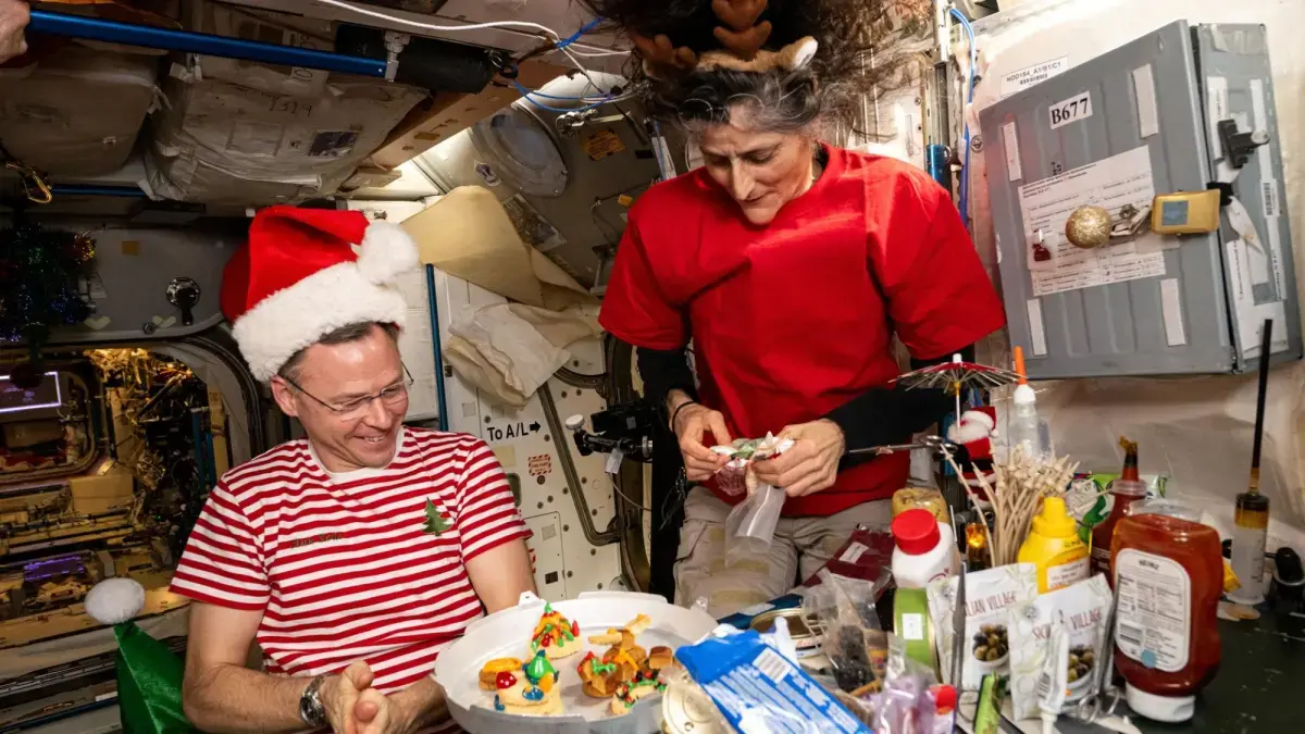Astronautas de la NASA comparten aperitivos en Nochebuena de 2024 dentro del módulo Unity de la estación espacial.