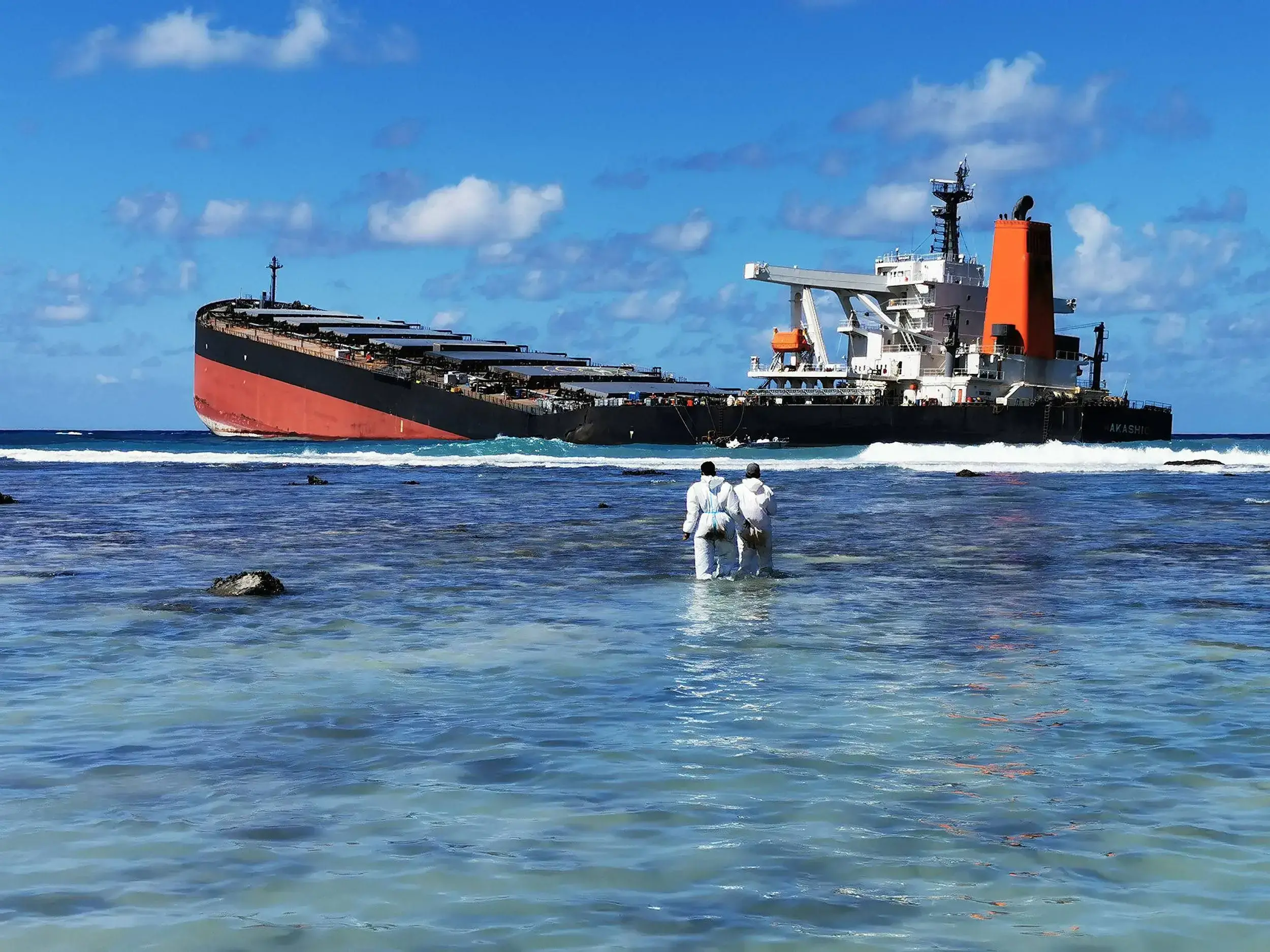 Restos del buque Wakashio varado en el arrecife de Mauricio en 2020.