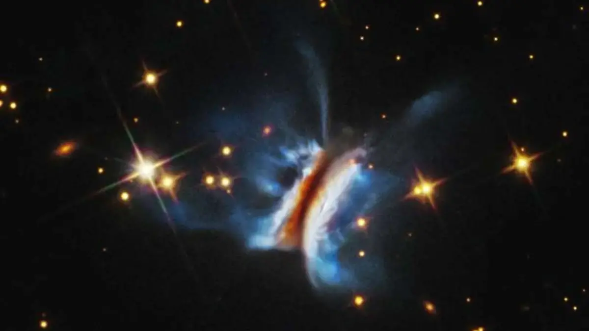 Imagen del telescopio Hubble que muestra el disco protoplanetario IRAS 23077+6707, visto de canto.