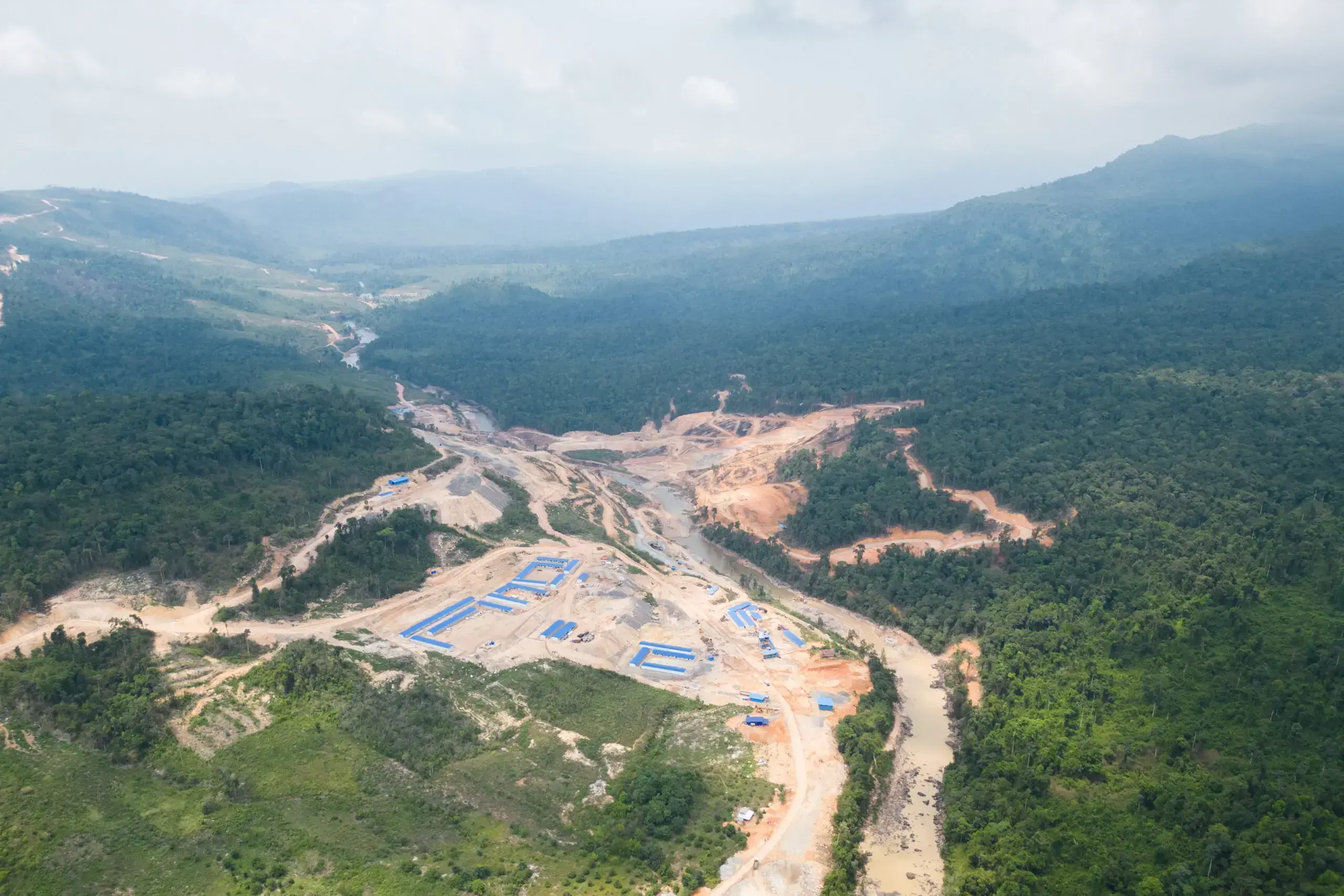 Rutas de tala ilegal que se extienden desde el sitio de construcción de la represa Stung Meteuk.