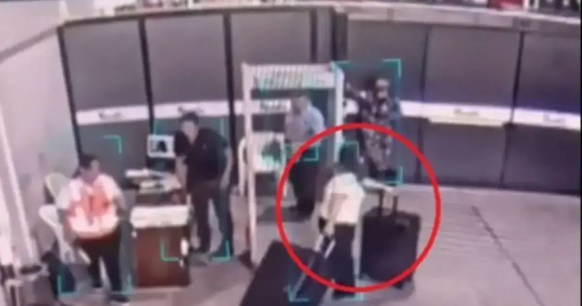 Laura Rojas retirando las maletas de Viru Viru
