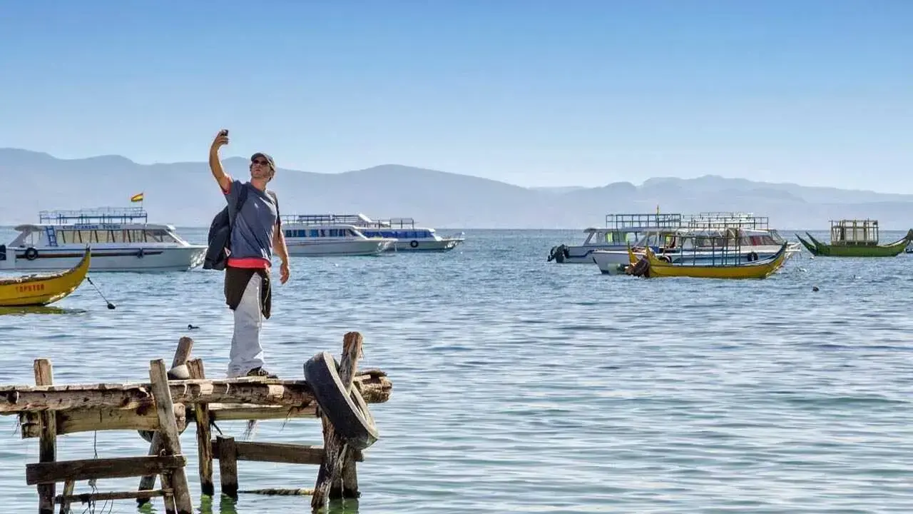Un turista en un muelle del lago Titicaca, uno de los principales destinos turísticos de La Paz.