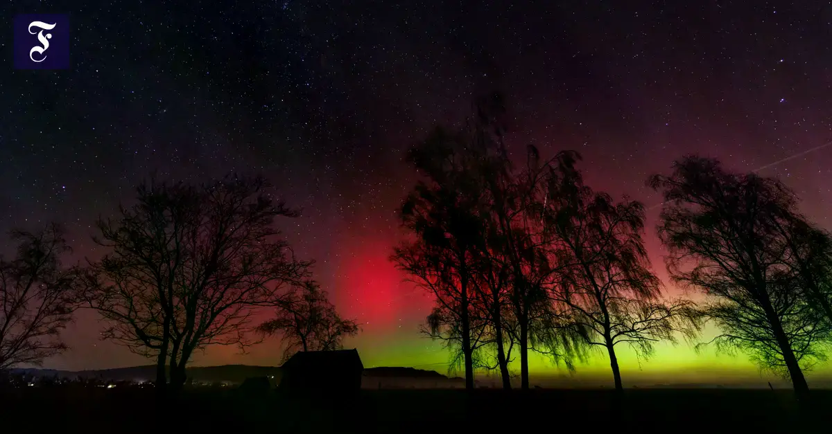 Aurora boreal sobre el cielo nocturno en Welzheim, Baden-Württemberg.