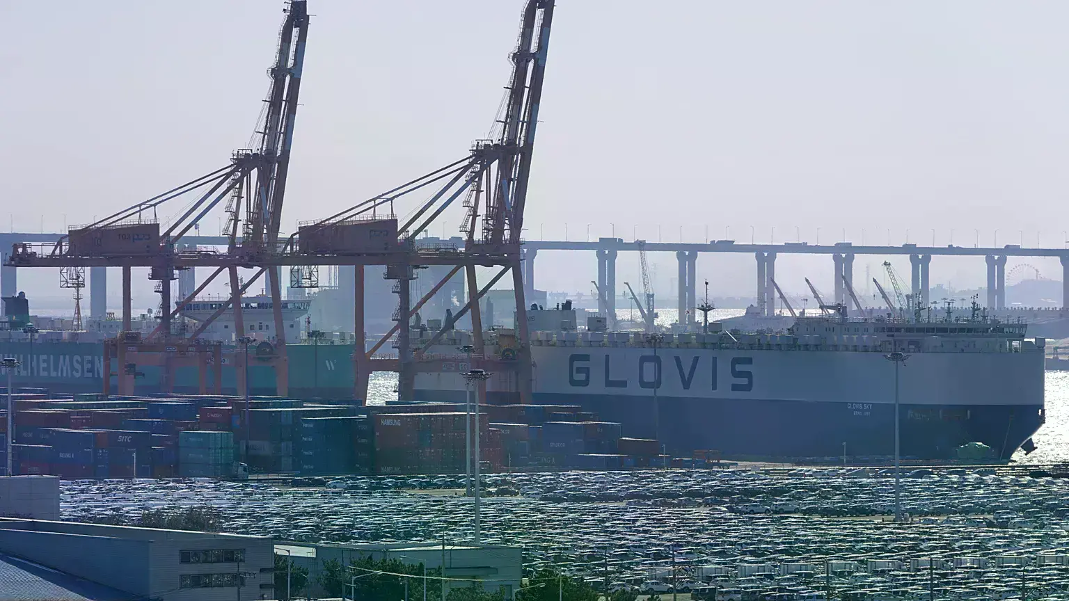 Vehículos para exportación y contenedores en un puerto de Pyeongtaek, Corea del Sur.