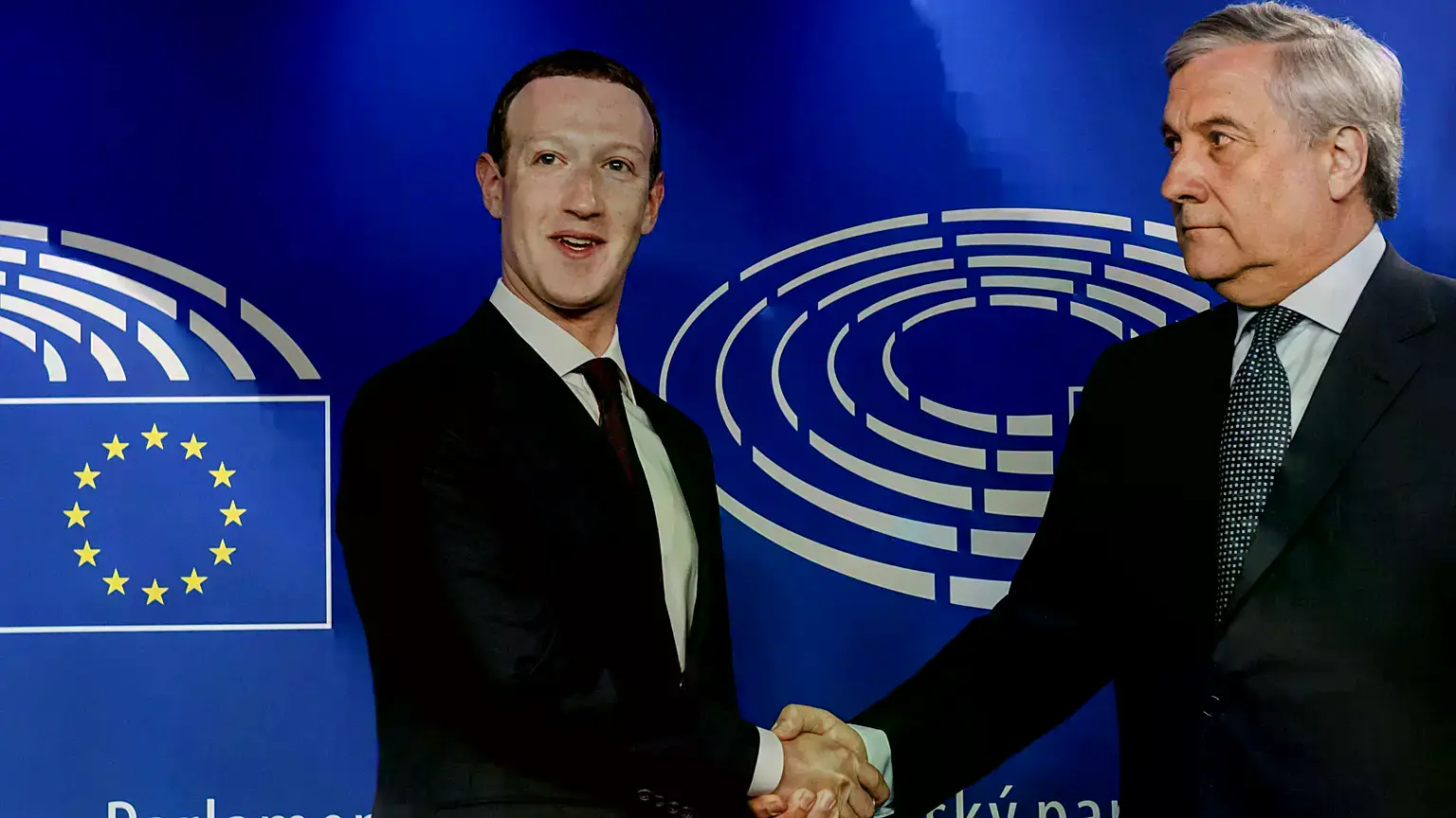 Antonio Tajani recibe a Mark Zuckerberg en la Eurocámara en Bruselas, mayo de 2018.