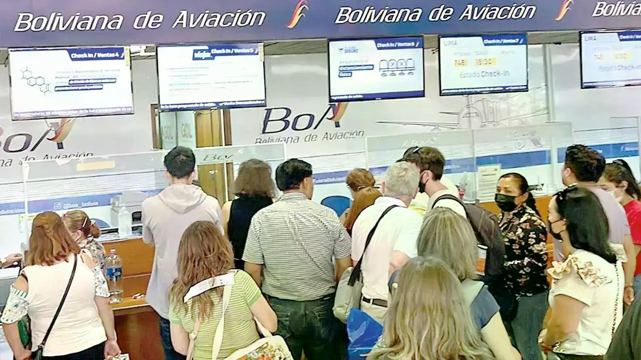 Usuarios del transporte aéreo hacen filas para comprar boletos.