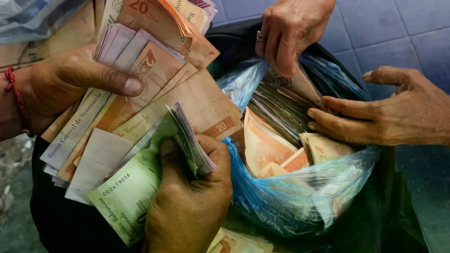 Bolsa con bolívares venezolanos