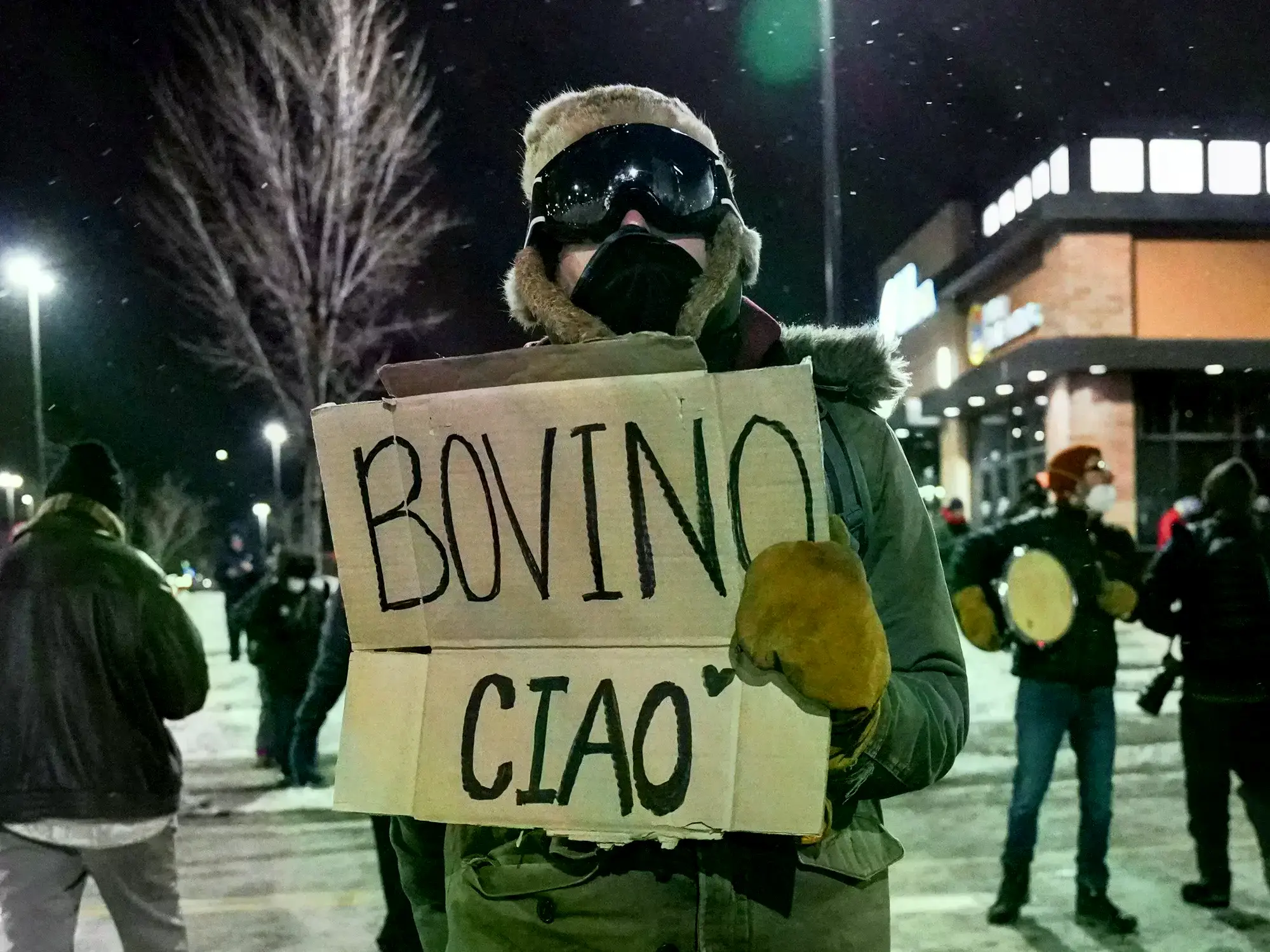 Manifestante muestra un cartel que dice 'Bovino, chau' en Minnesota.