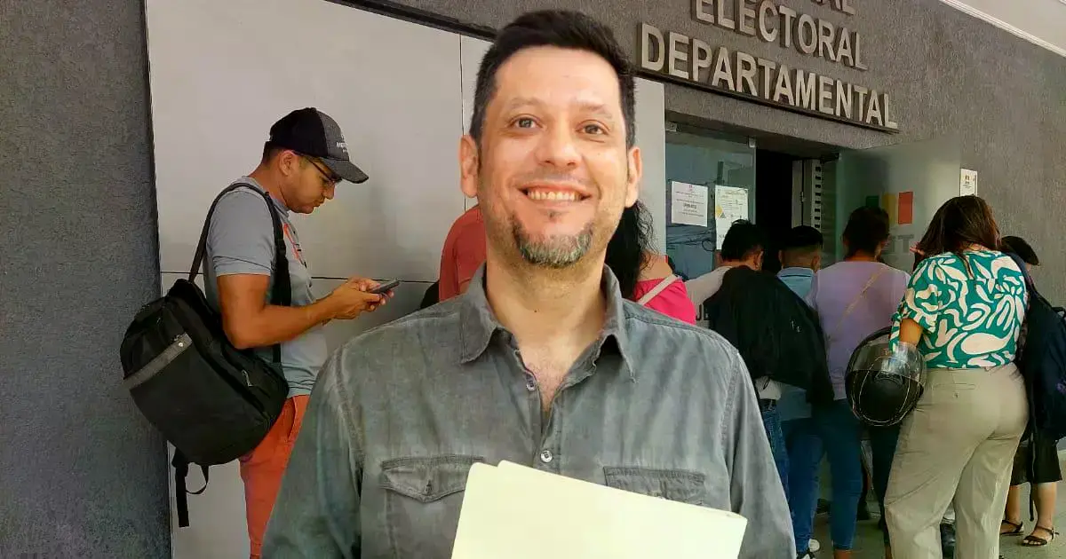 Federico Morón llega al Tribunal Electoral Departamental de Santa Cruz.