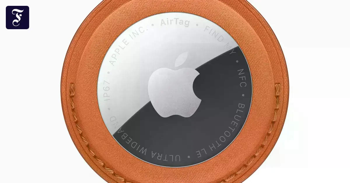 Un AirTag sobre un llavero.