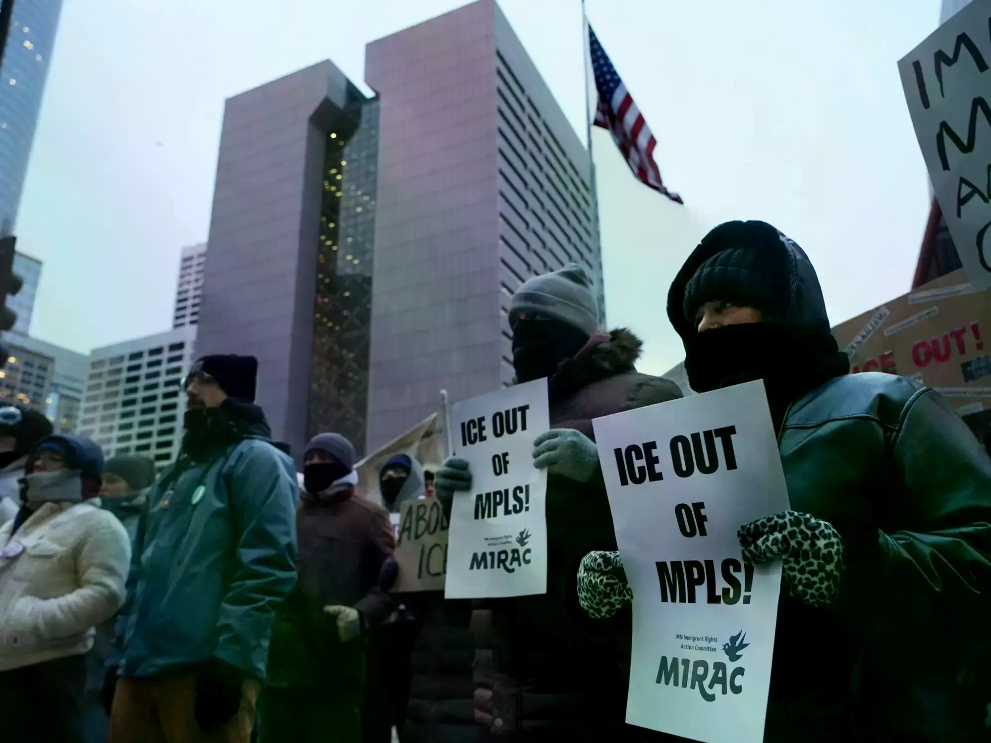 Agentes del ICE enfrentan a manifestantes durante una protesta en Minneapolis.