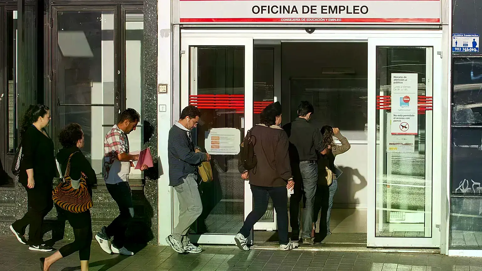 Gente hace cola frente a una oficina de registro de desempleo en Madrid en 2012.