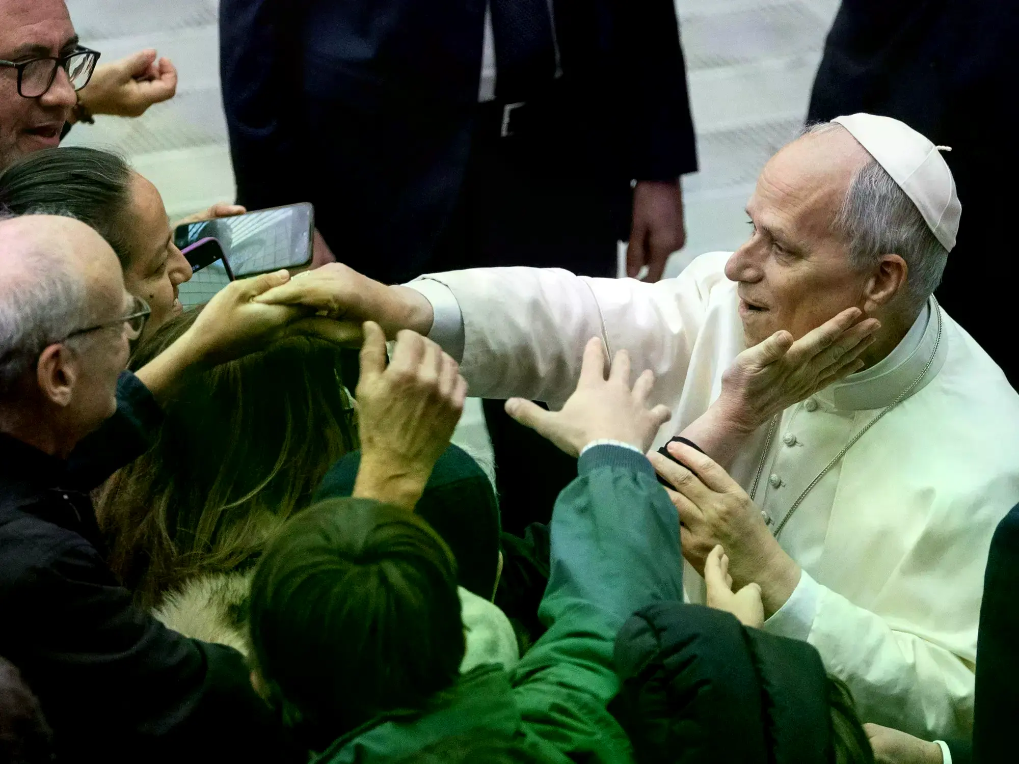 El Papa León XIV saluda a fieles en la sala Pablo VI del Vaticano.
