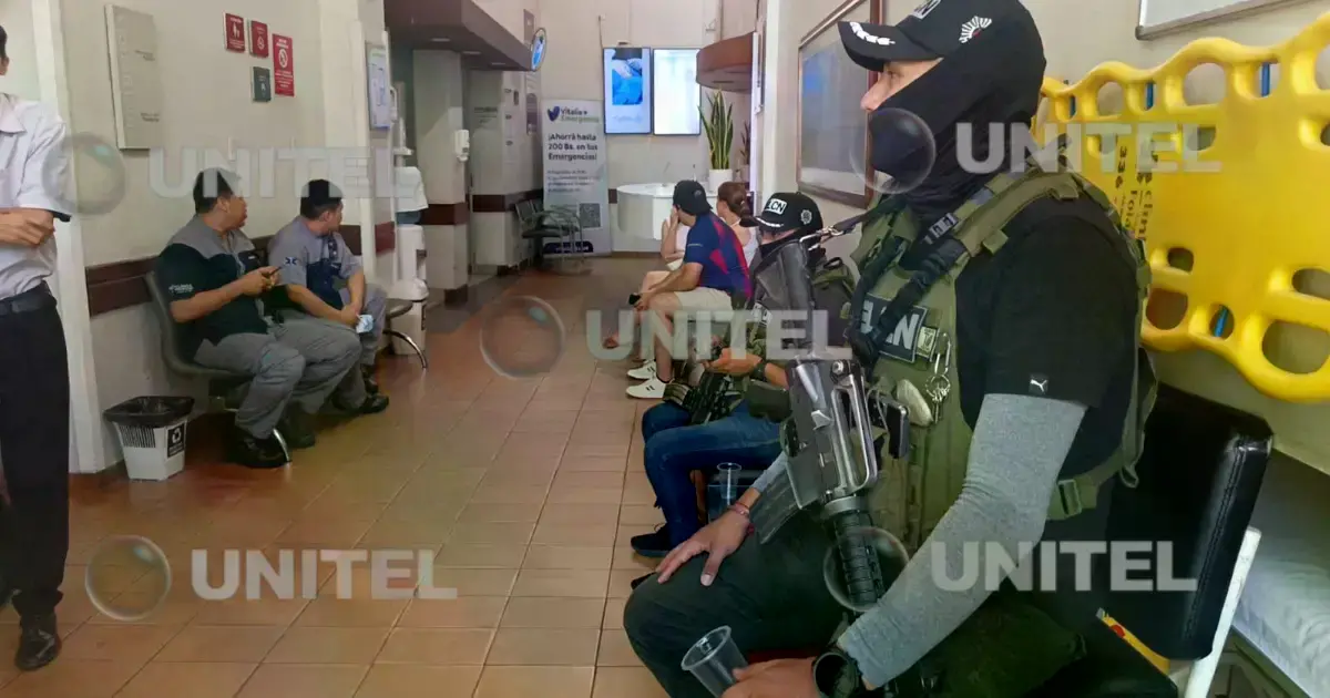 La exdiputada Laura Rojas fue trasladada en ambulancia.