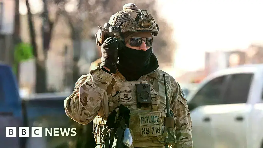 Tropas italianas en Milán, sede de los Juegos Olímpicos de Invierno.