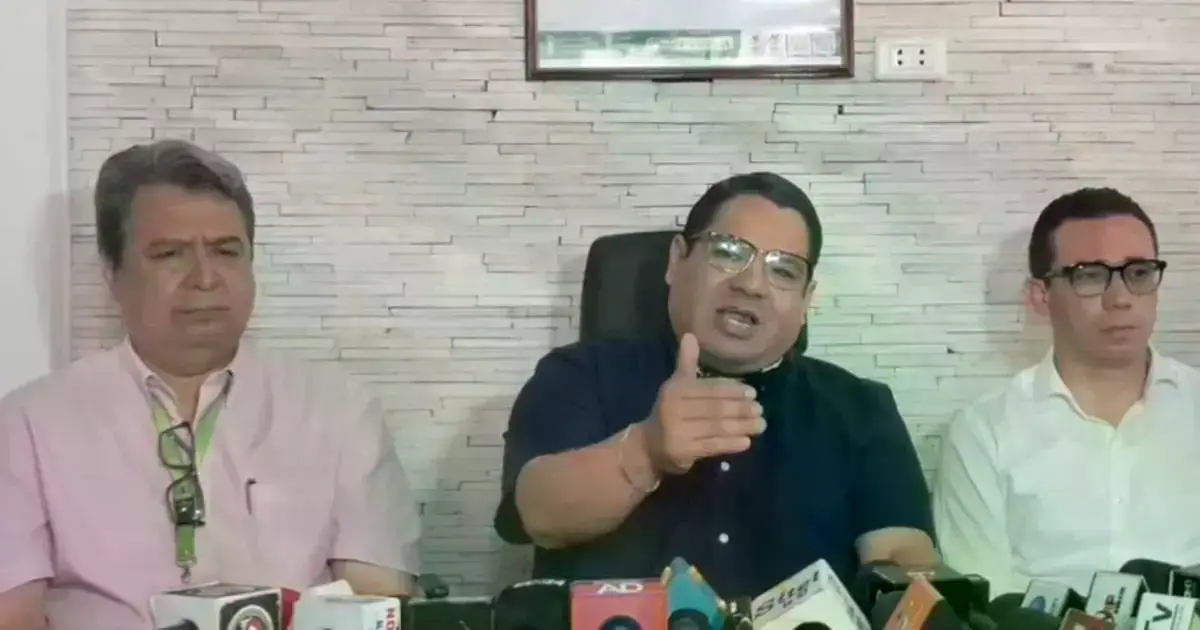 El fiscal general junto con otras autoridades de la Fiscalía