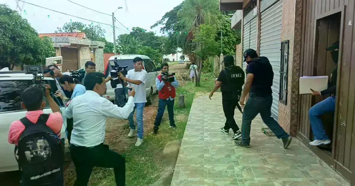 Uno de los allanamientos realizados por la Policía en la zona Primero de Mayo, por el caso maletas.