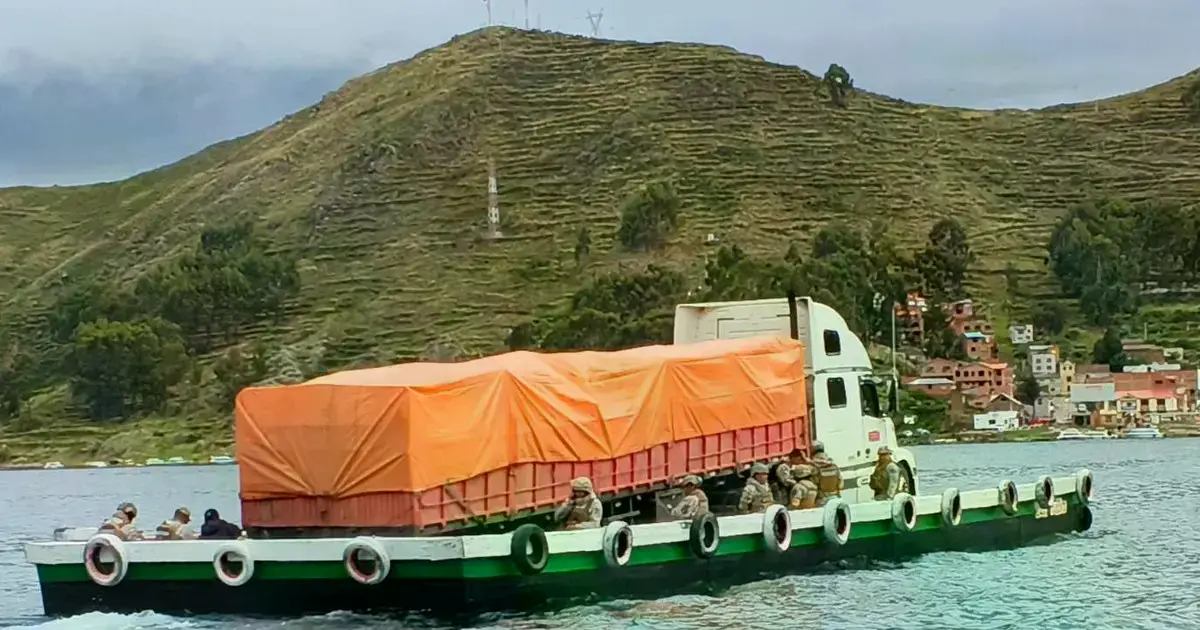 Efectivos de la Naval durante el operativo contra los contrabandistas en Tiquina.