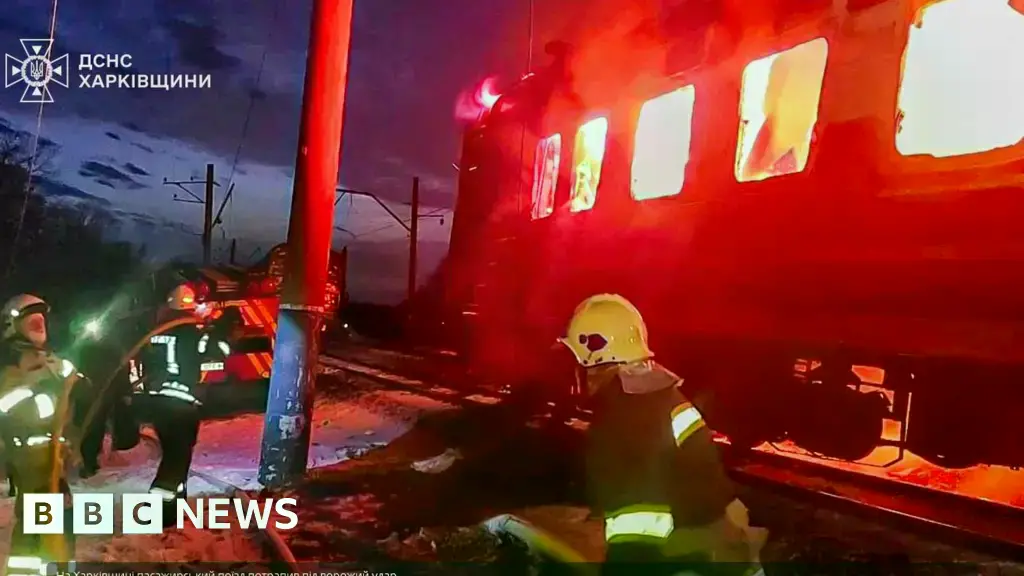 Un vagón de tren arde tras el ataque con drones en la región de Járkov, Ucrania.