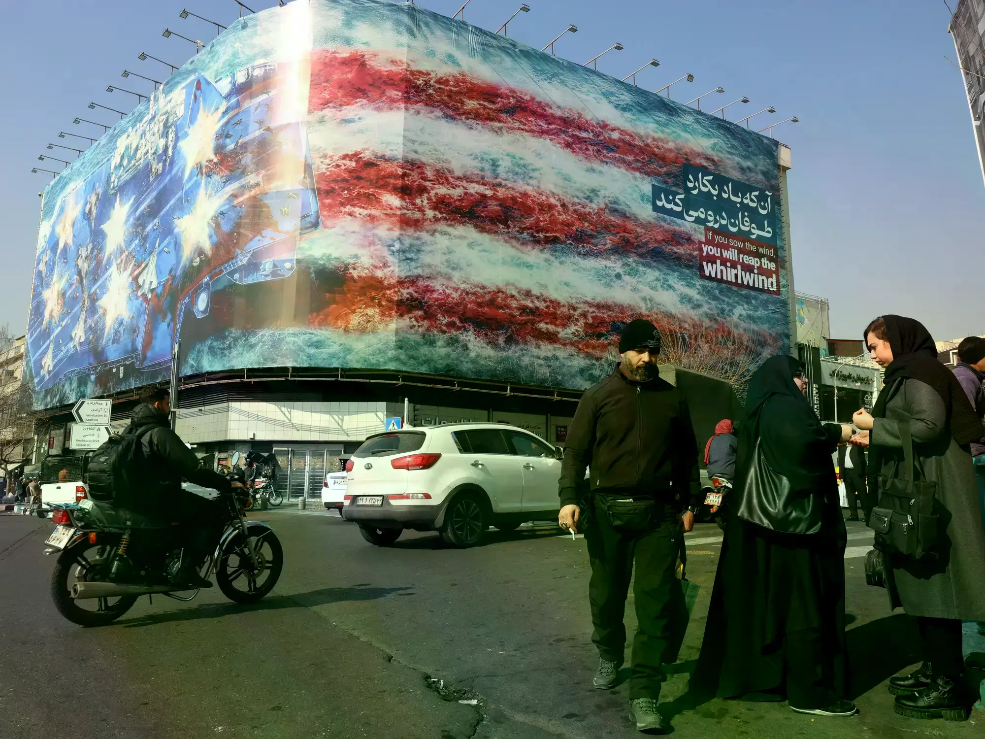 Un inmenso cartel de propaganda antiestadounidense en Teherán, Irán.