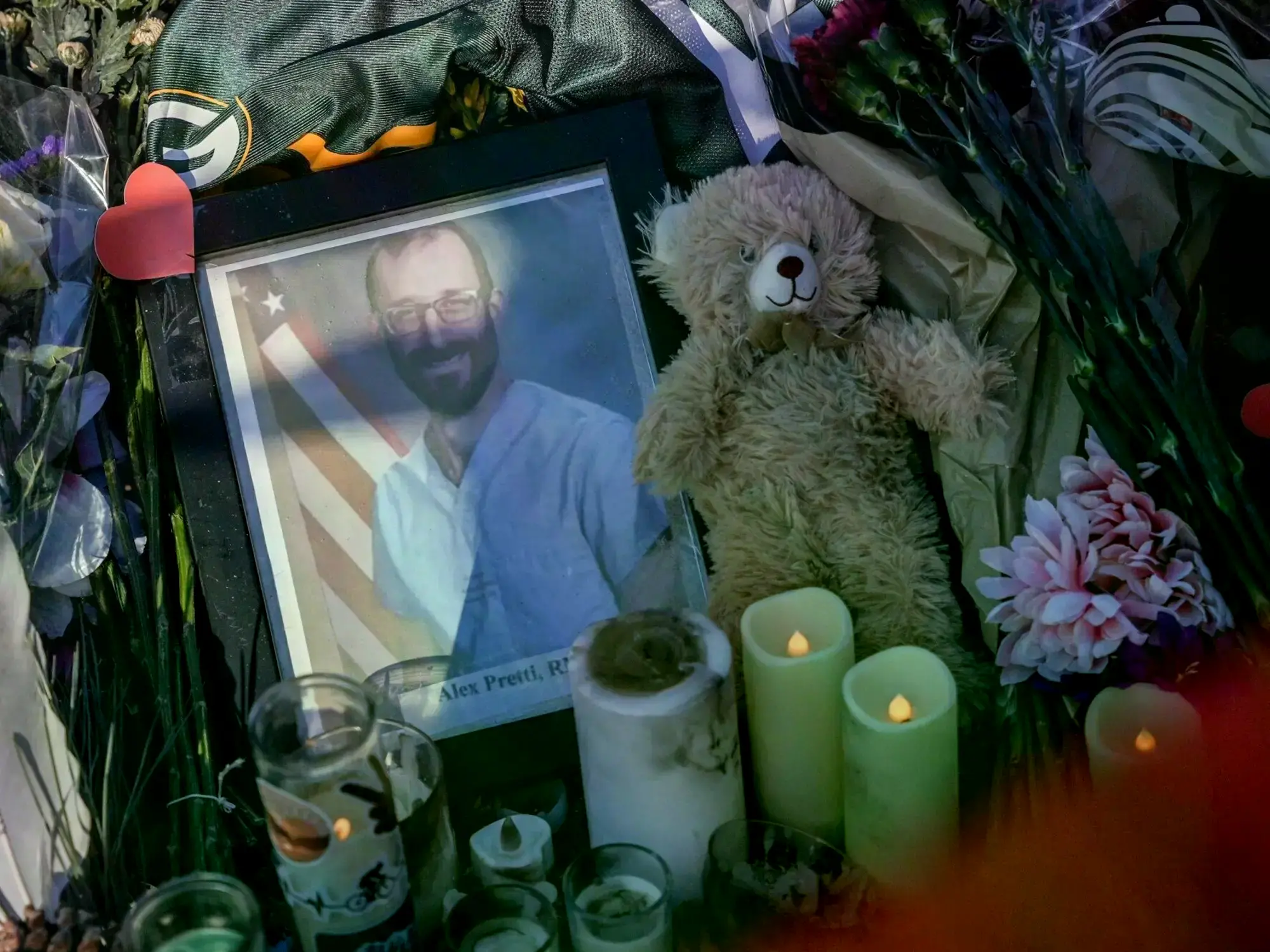 Velas, flores y muñecos en un tributo popular para Alex Pretti, el enfermero asesinado.