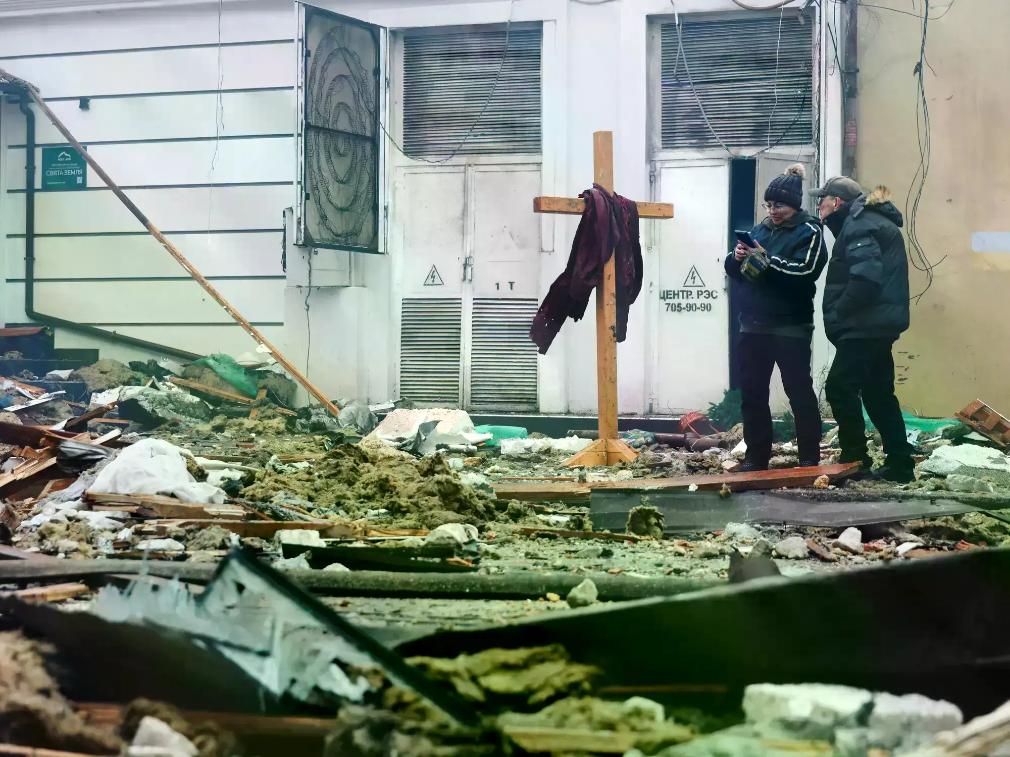 Residentes inspeccionan los daños en el lugar de un ataque ruso contra una zona residencial en Odesa, suroeste de Ucrania.