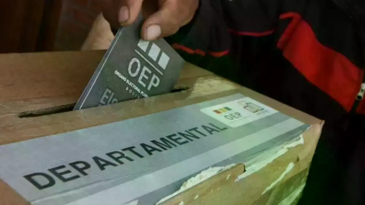 Una persona deposita su voto para las elecciones subnacionales 2021.