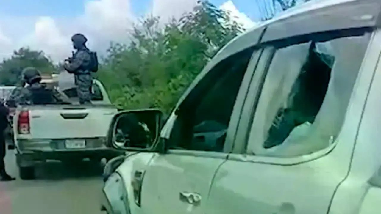 Captura del momento de la agresión a la comitiva.