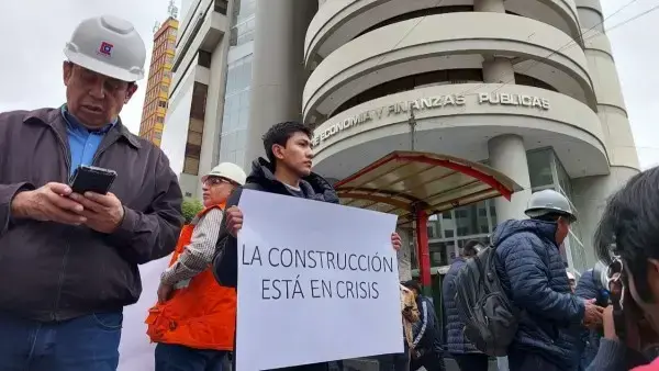 Constructores se movilizan en La Paz exigiendo un reajuste de precios.